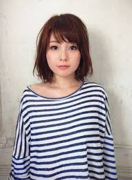 肩につかない程度のワンレングスボブにラフな動きを付けたナチュラルスタイル 毛先に質感調節カットを入れて柔らかく動く髪に ふわふわなエアリー感からルージーなウエット感に質感をチェンジ 耳かけok ヴィンテージ風 黒髪にも似合います 可愛いヘア 髪型