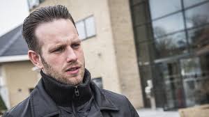 Konfirmander holder ved