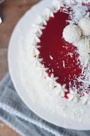Kokos Mousse Torte Mit Himbeer Mousse Kern Und Weisser Schokolade Fruchtige Raffeelo Torte Kuchen Und Torten Susse Kuchen Kuchen Ideen