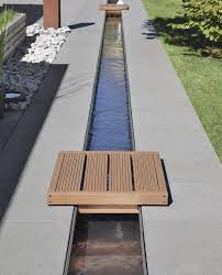 Gerade in natürlich gestalteten gärten ist ein quellstein ein passendes gestaltungselement. Wasser Im Garten Gestaltungsideen Rinn Betonsteine Und Natursteine