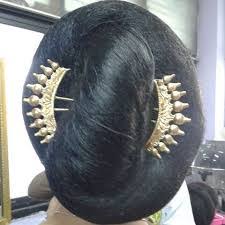 Style bouffant classic terlihat cantik dengan sentuhan headpiece bertabur kristal. Http Alifesoflat Blogspot Com 2016 10 Macam Macam Sanggul Daerah Html