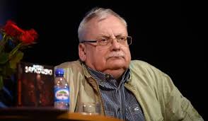 Adam Badowski z CDPR twierdzi, że Andrzej Sapkowski wcale nie jest taki  "grumpy", jakby się mogło wydawać. Ponoć to jego wykreowana "persona"  artystyczna, a w rzeczywistości to uroczy człowiek.😲 Trzeba przyznać, że