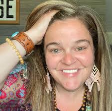 Amber Pursley's Instagram, Twitter & Facebook