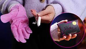 Die pinky gloves sollen beim entsorgen von tampons helfen. Hohle Der Lowen Nach Shitstorm Macht Investor Ralf Dummel Schluss Mit Pinky Gloves Bunte De