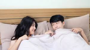 Aku terlihat kikuk dan bodoh di malam pertamaku. Kepuasan Hubungan Intim Bisa Meningkat Jika Suami Istri Melakukan Ini Lifestyle Fimela Com