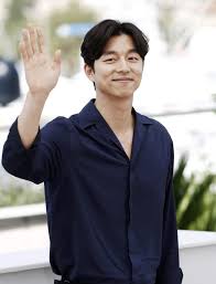 Rambut model seperti ini bercirikan hampir seperti model mandarin, hanya saja belahan rambutnya dibagi tepat berada di tengah dan dibiarkan kedua sisinya mengembang. 60 Model Rambut Pria Gaya Potongan Pendek Panjang