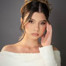 Isabella Agudelo 添加了1 张新照片— 和...