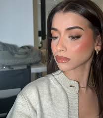 Has anyone got any recommendations for a mobile makeup artist? Wanting my  make up done for a wedding at the end of September. TIA.