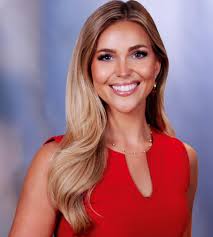 CAREER UPDATE 🥳🎥❤️ Very excited to announce I'll be moving to the desk  full time as a Weekday Evening Anchor. Here are my new slots: 12 On Your  Side at 5:30pm Fox