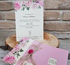 Da, invitatia de nunta poate fi si altfel decat cea tipizata, cu floricele aurii, texte gravate si cascade de inimi roz, in care singurele date personalizate sunt numele mirilor si ale nasilor. Invitatie Nunta 5549