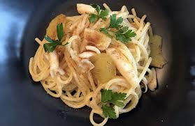 Una pasta con ceci cremosa, saporita e avvolgente da leccarsi i baffi! Spaghetti Con Seppie Bottarga E Limone