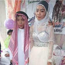 Di mahkamah majistret selayang, seorang remaja bawah umur didakwa atas tuduhan merogol seorang kanak kanak berumur 12 tahun, pada 6 januari lalu. Budak Lelaki 9 Tahun Nikah Pasangan Usia 14 Tahun Netizen Kecam Pengantin Cilik Remaja