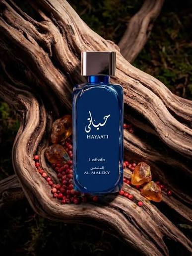 HAYAATI AL MALEKY — Lattafa💙 Huele fresco, limpio y ligeramente dulce Tiene notas frutales y acuáticas con un fondo amaderado que lo hace oler masculino y moderno