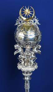 Muzium alat kebesaran diraja está situada a noroeste de kampong sungai lampai, perto de pusat sejarah brunei. Bernama Peralatan Kebesaran Diraja Lambang Kedaulatan Yang Di Pertuan Agong