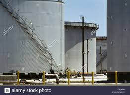 La refinería de petróleo más grande del mundo, tanque de ...