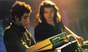 Many people may be wondering what daft punk, who recently took home four grammys, look like without. Daft Punk Performing Without Their Helmets 1995 Oldschoolcool