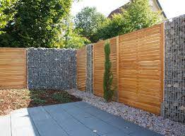 Strutture disponibili in pino massello o larice massello. Sichtschutz Windschutz Holz Im Garten Designs In Holz Farbig Lasiert Und Mit Lichtpfosten Led Abtrennung Dichtzaun Kompaktzaun Designzaun Schutz Vor Wind Wetter Und Blicken Braun Wurfele