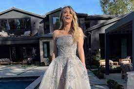 Kaley cuoco shares a laugh with pete davidson on the set of their new movie, meet cute, in new york city on wednesday afternoon (august 11). Kaley Cuoco Cried When She Tried On Her Golden Globes 2021 Dress News Brig