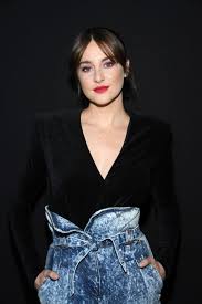 Shailene woodley hints aaron rodgers romance… share this shailene woodley has revealed a tiny bit more about the mysterious origin story of her engagement to aaron rodgers, saying in a new interview that she and the nfl star immediately started living together after they began dating. Aaron Rodgers And Actress Shailene Woodley Dating Reports E News