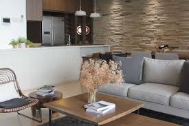 Seperti yang bisa anda lihat pada gambar di atas yakni model pagar batu alam yang terlihat sangat mewah ditambah. Batu Alam Bikin Interior Apartemen 50 Meter Persegi Lebih Cozy Halaman All Kompas Com