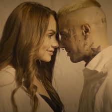 А все деньги, вырученные от продаж, идут на поддержку талантливых ребят. Segodnya Nochyu Ya Umer 17 Raz Sgorevshij Ot Koronavirusa Rezhisser Klipov Maksim Uspel Rasskazat Chto Chuvstvoval Pered Uhodom