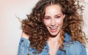 Diy Creme A Boucler Les Cheveux Recette Maison Beaute Et Hygiene Remedes De Grand Mere Recette En 2020 Permanente Spirale Cheveux Boucles Idees De Coiffures