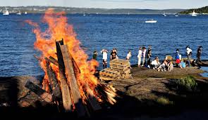 (folklore) saint john's eve, midsummer (23 june, traditionally celebrated with a bonfire in denmark). Her Kan Du Feire Sankthans