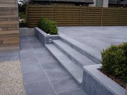 Marche Et Dallage Avec De La Pierre Bleue Finition Poncee Marches Jardin Amenagement Jardin Amenagement Jardin En Pente