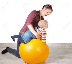 La formation de la cma est annoncée le 28 octobre 2014. Mere Exercer Son Bebe Le Soutenir Sur Un Ballon D Exercice Pour Stimuler La Coordination Des Muscles Et Du Mouvement En Raison De Retards De Developpement De La Motricite Banque D Images Et Photos