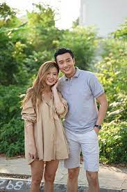 Theo như clip ghi lại, quốc trường và minh hằng hết áp sát má nhau, lại ôm ấp, hôn má trước mặt hội bạn gồm cả diệu nhi. Sau Khi Tháº£ Thinh Quá»'c TrÆ°á»ng Má»i Midu Ä'áº¿n Nha Äƒn Tá»'i