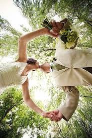 under the weeping willow tree pose omg exactly what i want a weeping willow tree to get unique wedding photos wedding photos wedding photography inspiration