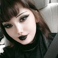 What do people think of my entrance I've tried to recreate the second  picture? I can't go any further back with the terriforming as I have  residence service behind it