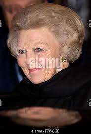 Departure of Queen Beatrix and Prince Claus from Schiphol Airport to U.S.;  waving goodbye, June 14, 1982, DEPARTURE, The Netherlands, 20th century  press agency photo, news to remember, documentary, historic photography  1945-1990,