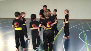 Also ist es an po, aus seinen gemütlichen verwandten mutige, selbstsichere kämpfer zu machen. Kung Fu Fighting I Kampfkunst Fur Kinder Youtube
