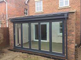 Conservatoires Fenetres Portes Et Verandas Dwl Veranda D Aspect Moderne Avec Portes Pliant En 2020 Salle A Manger Veranda Extention Maison Extensions De Maison
