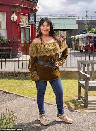 Jessie wallace | jessie wallace weight. Eastenders Icon Jessie Wallace Picks Up A Healthy Salad From Petrol Station Daily Mail Online