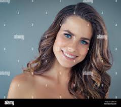 Bella mora occhi azzurri immagini e fotografie stock ad alta risoluzione