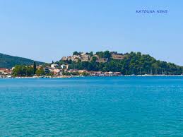 Στολίδι της βόνιτσας είναι η κουκουμίτσα, το πευκόφυτο νησάκι με το εκκλησάκι του αγίου νεκταρίου. Katoyna Nea Eidhseis Omorfies Ths Perioxhs Mas Bonitsa Koykoymitsa Saltinh