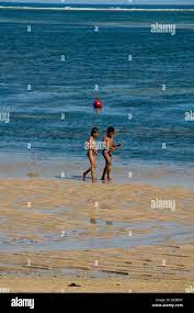 nackte Jungs am Strand entlang in Bali Indonesien Stockfotografie - Alamy