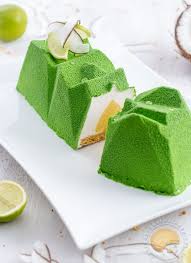 Buche Legere Composee D Un Sable A La Noix De Coco D Un Insert De Sudachi Curd Ou De Lemon Curd Et D Une Mousse A La Creme De Noix De Coco Creme