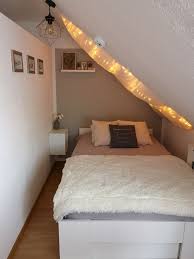 Einzimmerwohnung Einrichten Weissesbett Fell Grau Rosa Lichterkette Bilderleiste Ikea In 2020 Weisses Bett Einzimmerwohnung Wohnung