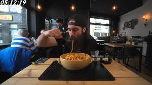 Bekende Britse YouTuber eet 2,5 kilogram spaghetti in Aalst in 14 minuten |  TV OOST