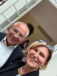 Hallo Sportsfreunde, der Deal mit dem BVB nimmt langsam Form an. Die  Verhandlungen verlaufen ähnlich wie die des kolumbianischen Präsidenten mit  meinem engen Freund Donald Justus Trump. Ich fordere, Sebastian zickt, um