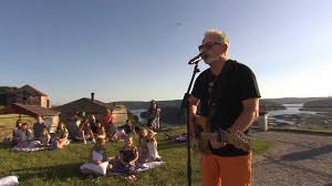 I tillegg kommer lou bega, kjent for sangen «mambo no. Age Aleksandersen Pa Allsang Pa Grensen Noe Helt Annet Vg