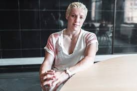 Maïva hamadouche (born 4 november 1989) is a french professional boxer and police officer. Maiva Hamadouche Policiere Le Jour Boxeuse La Nuit