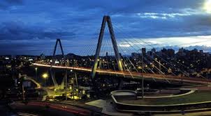 Dos manifestantes que tenían un plantón pacífico resultaron heridos a bala cuando se encontraban en la noche del miércoles en el viaducto de la ciudad de pereira. Viaducto Cesar Gaviria Pereira Dosquebradas Pereira Colombia City Colombia