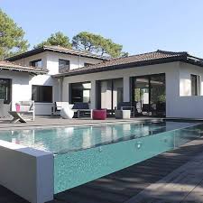 Teileingebautes Schwimmbecken Glas Aus Methacrylat Schwimmteich Uberlauf Excelsior Piscines Carre Ble Backyard Pool Backyard Pool Landscaping Pool Houses