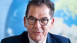 101 fußbälle für die bis heute unübertroffene marke an bundsliagetoren inklusive der 40 rot markierten von gerd müller hängen an der decke. Armutsbekampfung Entwicklungsminister Muller Hunger Ist Mord Da Wir Dies Heute Andern Konnen Augsburger Allgemeine