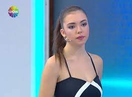 Oyuncu aygün aydın, hakan sabancı ile yaşadığı ilişki ile merak edilen bir isim olmuştu. Bu Tarz Benim Ile Unlendi Bizim Hikaye Dizisinde Ismini Parlatiyor Aygun Aydin Kimdir Bu Tarz Benim Ile Unlendi Bizim Hikaye Dizisinde Ismini Parlatiyor Aygun Aydin Kimdir