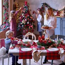Deshalb hat er von sich ein paar klone herstellen lassen und lässt die für sich arbeiten. Rot Karo Bei Der Weihnachtsdeko Ist Die Farbe Rot Immer Ein Klassiker Weihnachtsdeko Weihnachtsdekoidee Weihnachtsdeko Deko Weihnachten Weihnachten